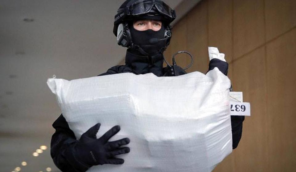 Rumunski specijalac sa delom zaplenjene droge. Foto Uprava carina