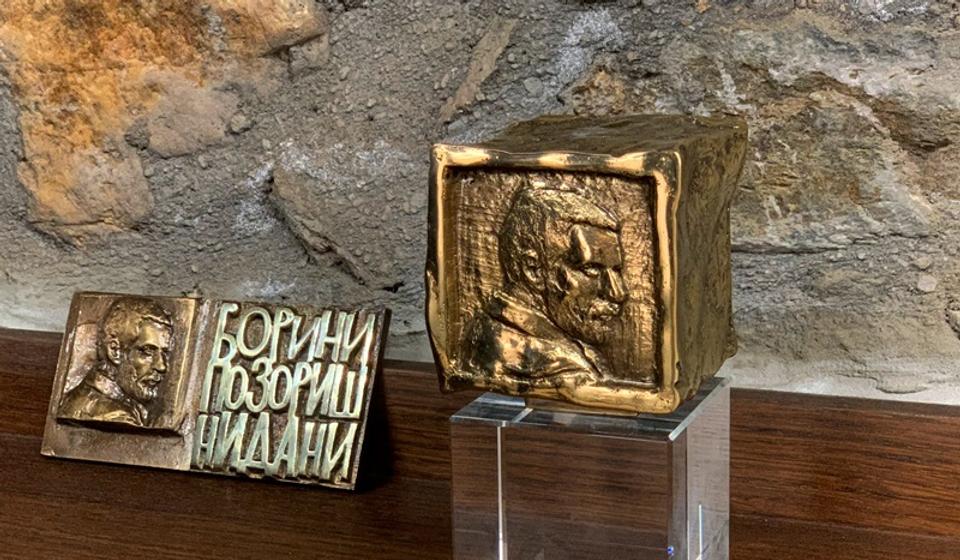 Ovako izgleda statua za najbolju predstavu. Foto Vranje News