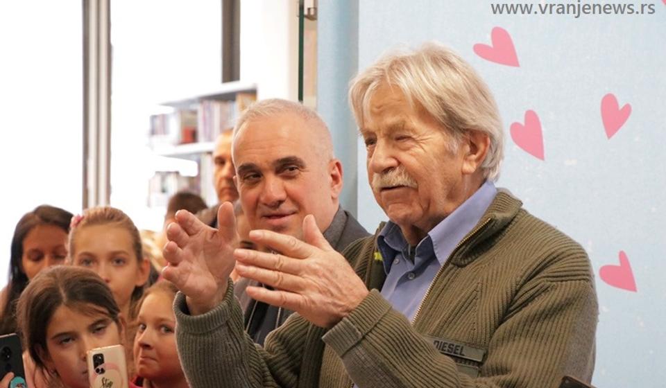 Renovirano odeljenje otvorio naš najpoznatiji živi dečji pesnik Ljubivoje Ršumović. Foto Vranje News