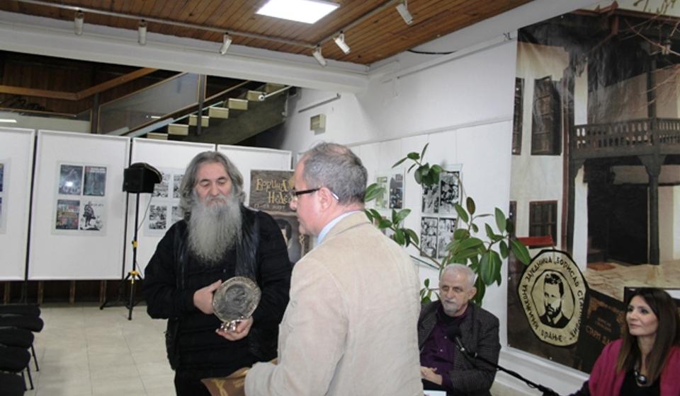 Aleksandar Lešić prima nagradu umesto majke. Foto VranjeNews