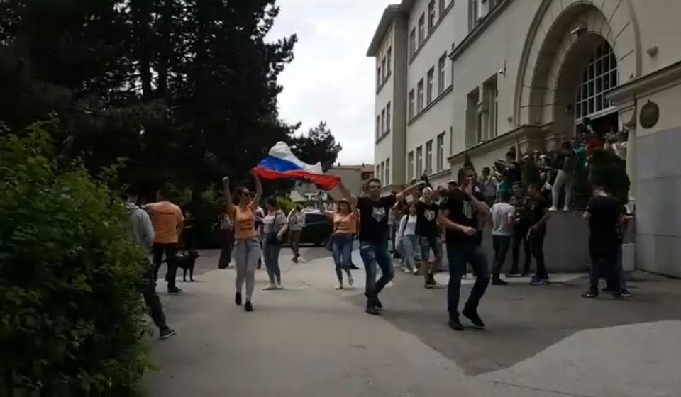 Maturanti iz škole krenuli u šetnju gradom. Foto VranjeNews