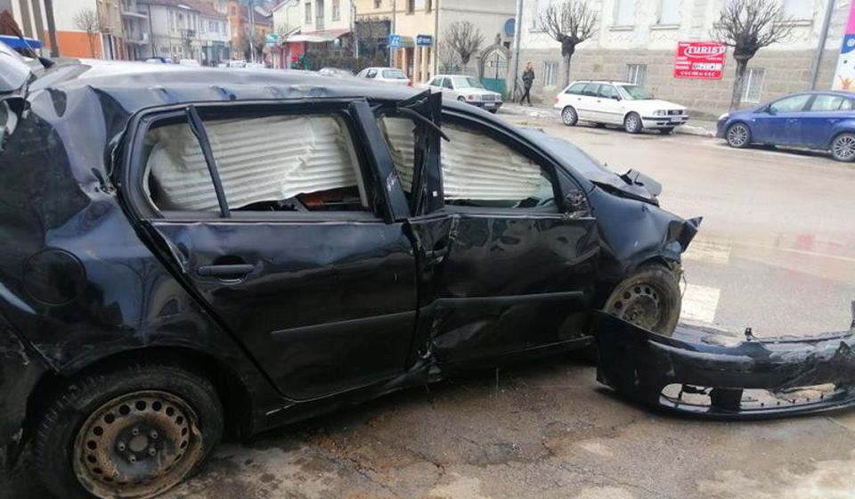 Automobil kojim su devojke sletele u Južnu Moravu. Foto Slađana Tasić
