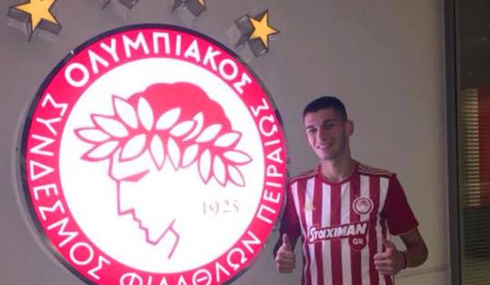 Lazar Ranđelović nakon potpisivanja ugovora sa grčkim premijerligašem. Foto FK Dinamo (Fejsbuk)