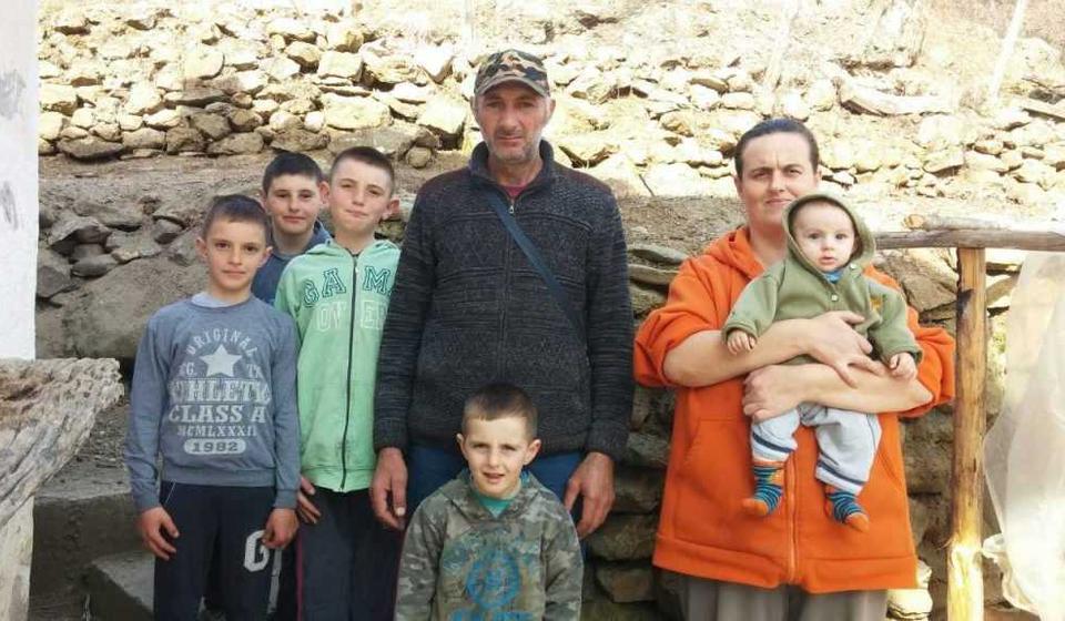 Nemaju ni kupatilo. Foto www.pomocsrpskojdeci.com