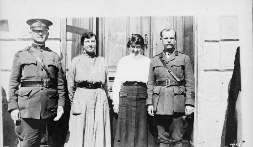 Kap. Edvin A. Schell, Vida Mathenson, Helen King i major John Frothingham u Skoplju 1919. Foto arhiva Tomislava R. Simonovića