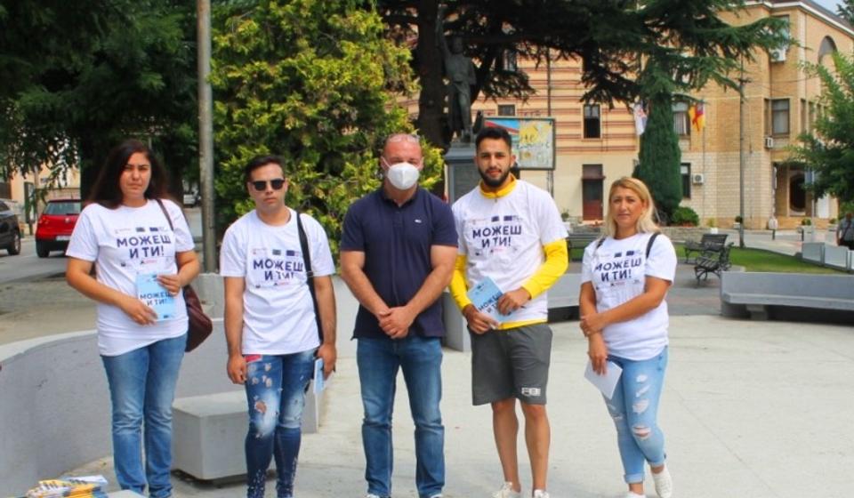 Većnik Ivanović sa predstavnicima romske nacionalne manjine. Foto www.vranje.org.rs