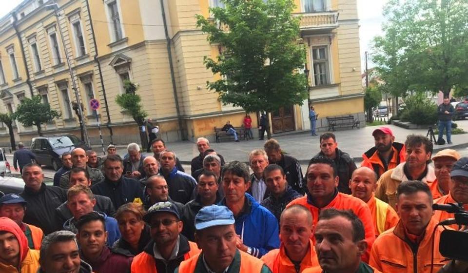 Radnici Komrada podržali direktora. Foto VranjeNews