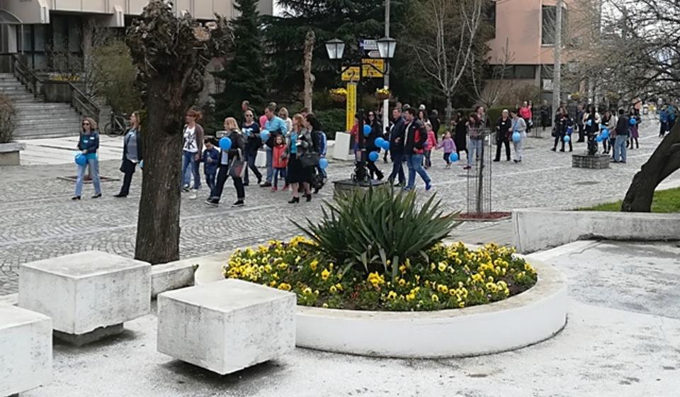 Šetnja gradom članova udruženja i osoba sa autizmom: Foto VranjeNews