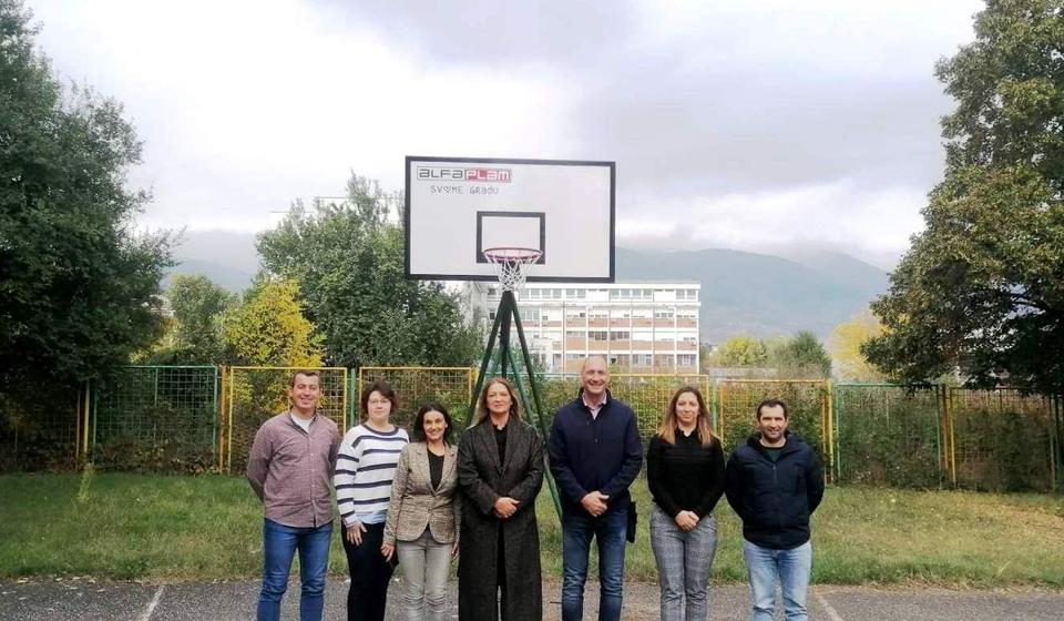 Predstavnici Alfa Plam-a sa zaposlenima iz Centra. Foto vranje.rs
