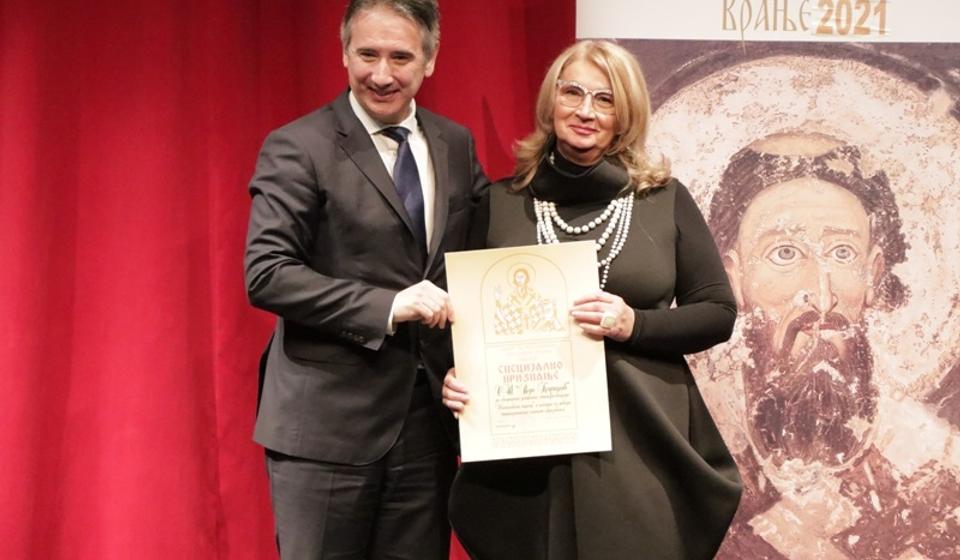 U ime OŠ Vuk Karadžić priznanje primila direktorka Marina Stojanović. Foto Vranje News