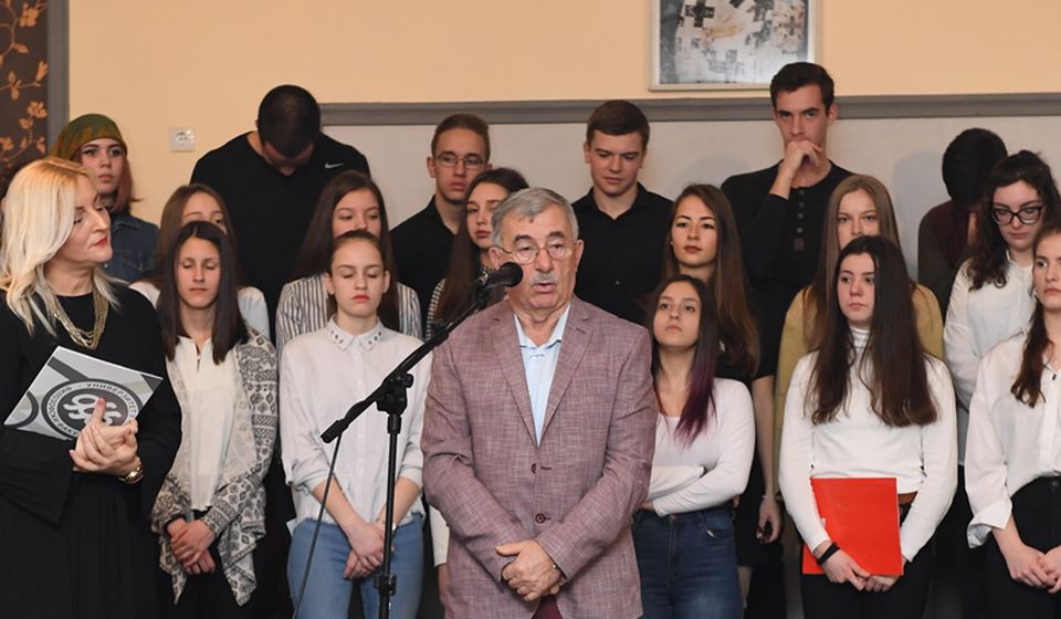 Budimir Mihajlović sa gimnazijalcima. Foto GBS
