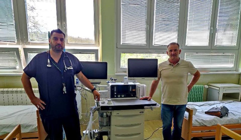 Dr Nikola Gogić sa predstavnikom firme Profesional Medic. Foto Vranje News