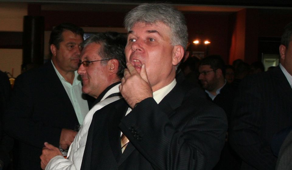 Deset ponuđačkih godina je prošlo kao tren: ko je kriv Vranjskoj plus doo što nema radio. Foto ilustracija V.N.