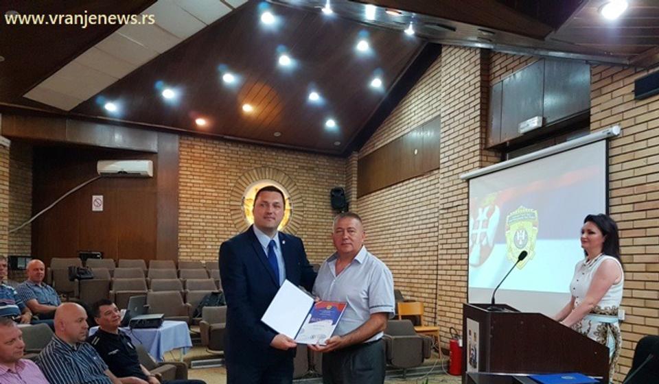 Uručenje zahvalnica i fotografisanje za uspomenu. Foto VranjeNews