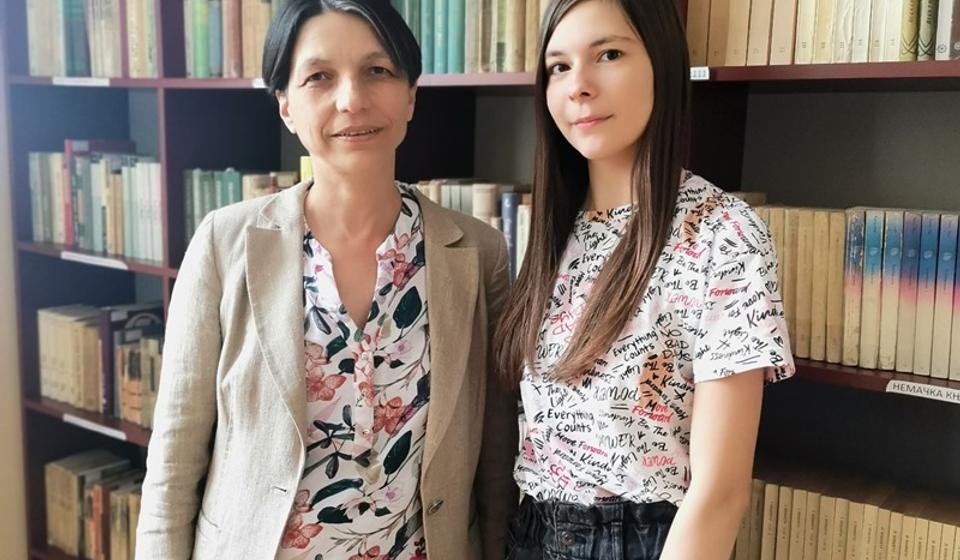 Dina Dodić sa svojom mentorkom. Foto Gimnazija Bora Stanković