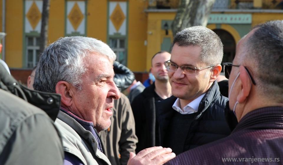 Jeremić u razgovoru sa žitejima Vranjske Banje. Foto Vranje News