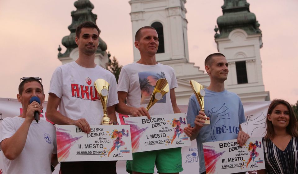 Kristijan Stošić na pobedničkom postolju u Bečeju. Foto AK Vranjski maratonci