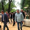 Milenković sa liderom lokalnog SNS-a Slavišom Bulatovićem i predstavnikom izvođača radova. Foto Vranje News