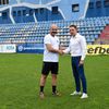 Linta i predsednik Stanislav Tončev na prozivci fudbalera i početku priprema Radnika. Foto FK Radnik