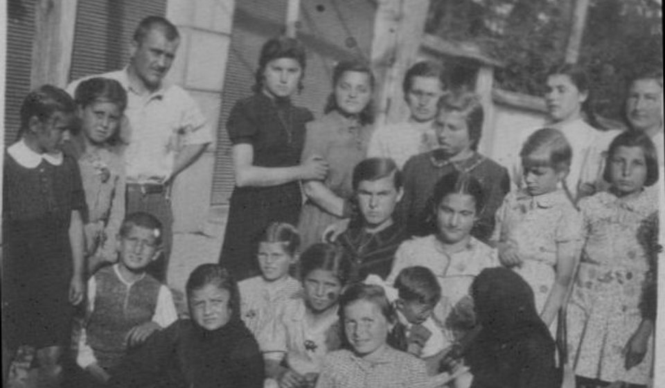 Deca iz Zagrebačke ispred 