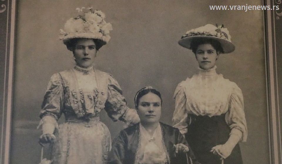 Natalija Tala Dimitrijević (levo), sa sestrama, porodica Sobinci, Vranje, početak XX veka. Foto Vranje News