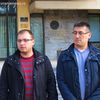 Đorđe Ristić (levo) i Dragan Pavlović 15. novembra 2018. ispred zgrade OJT nakon predaje krivičnih prijava. Foto VranjeNews