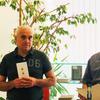 Miša Stojčić i direktor biblioteke Zoran Najdić na otvaranju izložbe. Foto Vranje News