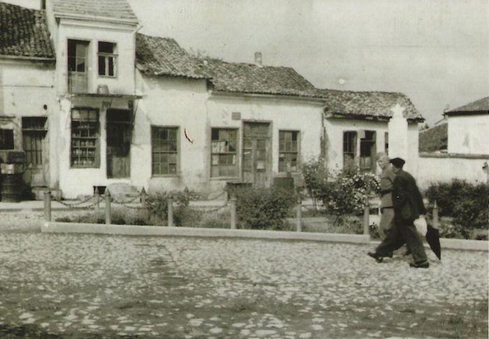 Ruski spomenik kapetanu Grigoriju Dimitrijevu sagrađen je 11. novembra 1945, porušen je 5. septembra 1952. godine. Foto arhiva T.R.S.