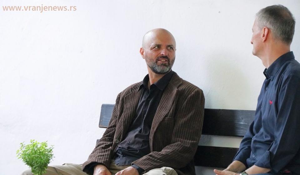 Karakaš u neformalnom razgovoru sa moderatorom Milenkovićem pre početka književne večeri. Foto Vranje News