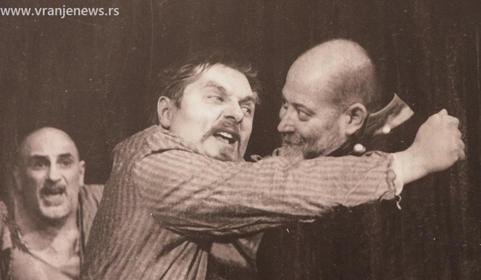 S leva na desno: Dragan Boža Marjanović, Nebojša Dugalić i Saša Stojković u Čehovljevom Paviljonu br. 6. Foto Vranje News