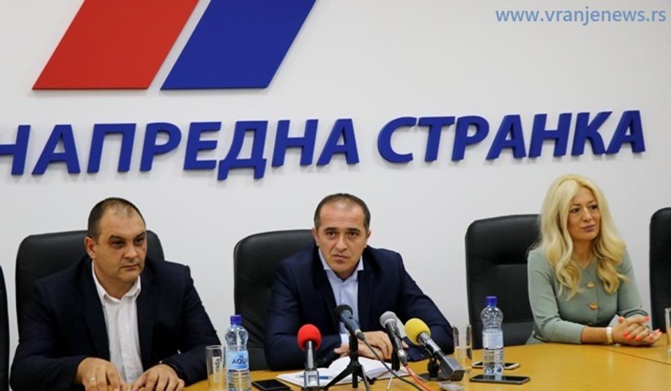 Bulatović  sa stranačkim kolegama na konferenciji za medije u vranjskom SNS-u. Foto VranjeNews