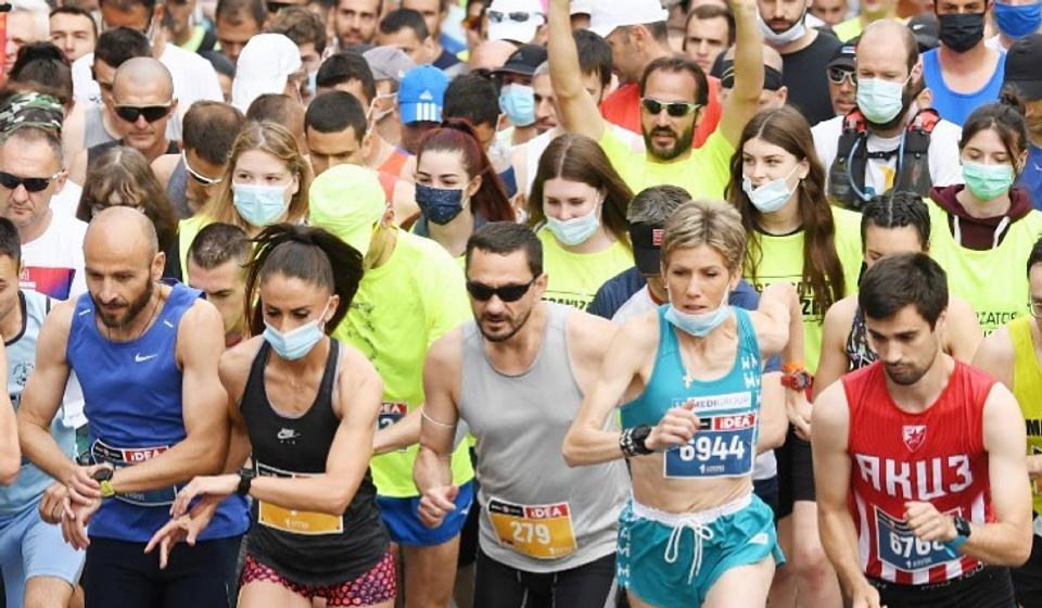 Saša Ćuković na startu Beogradskog maratona (u sivoj majci, levo od Olivere Jevtić). Foto AK Vranjski maratonci