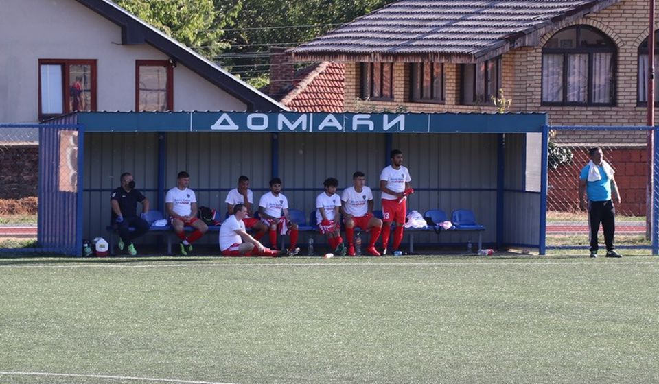 Danas sa klupe predvodi vranjski Radnički 2021 koji igra u Pčinjskoj okružnoj ligi (Osmanović stoji skroz desno). Foto Vranje News