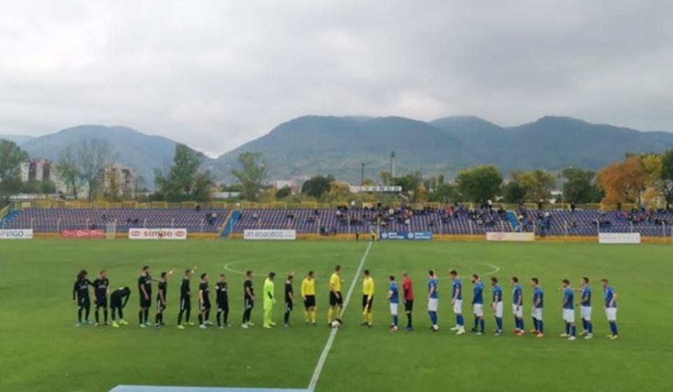 Fudbaleri dve ekipe pozdravljaju malobrojnu publiku na Stadionu Jumko. Foto FK Novi Pazar