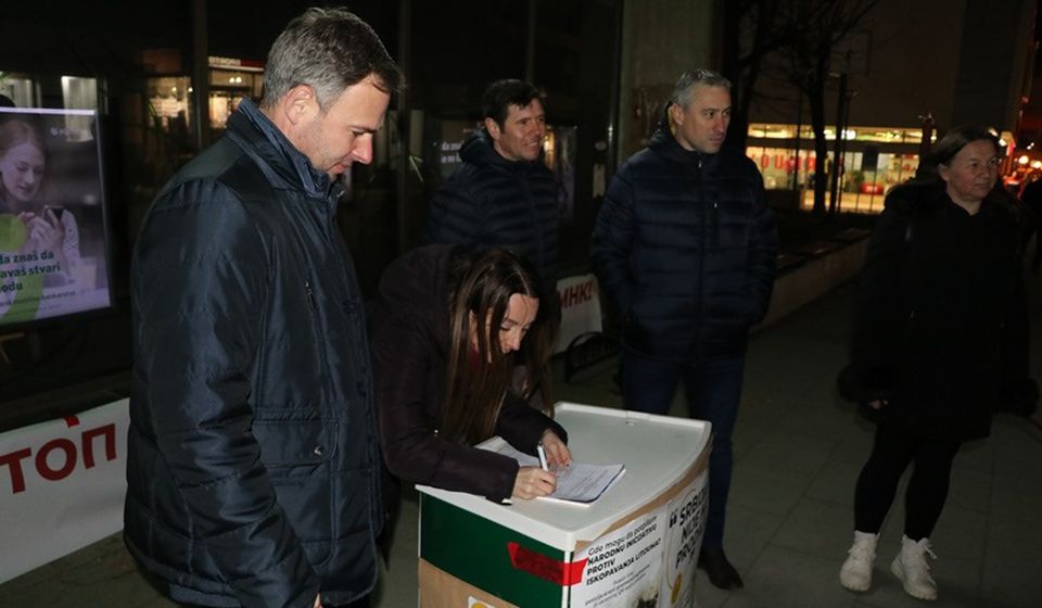 Narodnu inicijativu u Vranju potpisali i neki političari koji su dolazili na predizborne skupove. Foto Vranje News