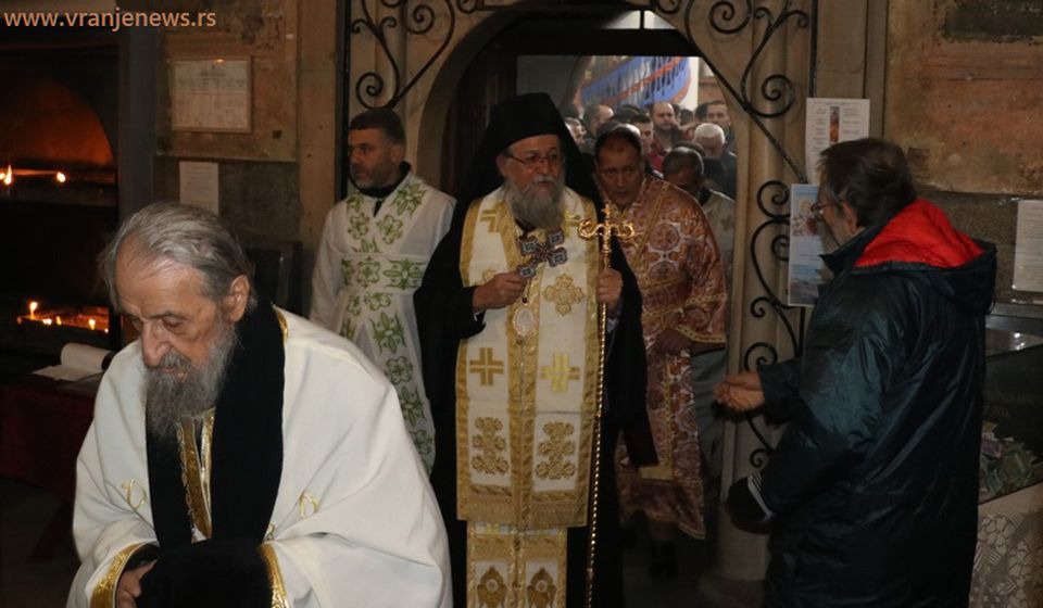 Monah Jovan i vladika Pahomije u porti Crkve Svete Trojice u Vranju. Foto Vranje News