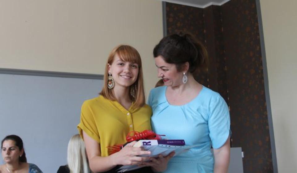 Jelena sa svojom profesorkom Tanjom Rusimović. Foto VranjeNews