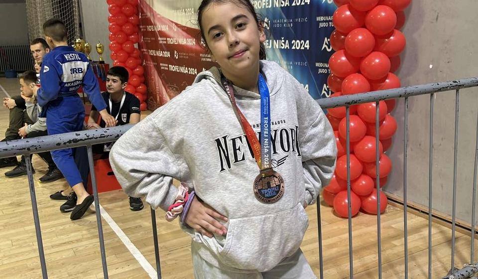 Nikolija Trajković sa bronzanom medaljom. Foto JKV