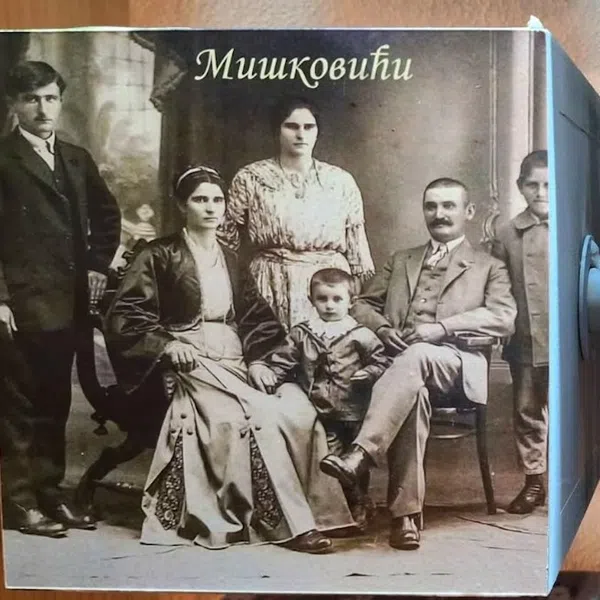 Baba Dika sa članovima svoje porodice. Foto Vranje news (fotografija je iz zbirke Stalne etnološke postavke Narodnog muzeja u Vranju)