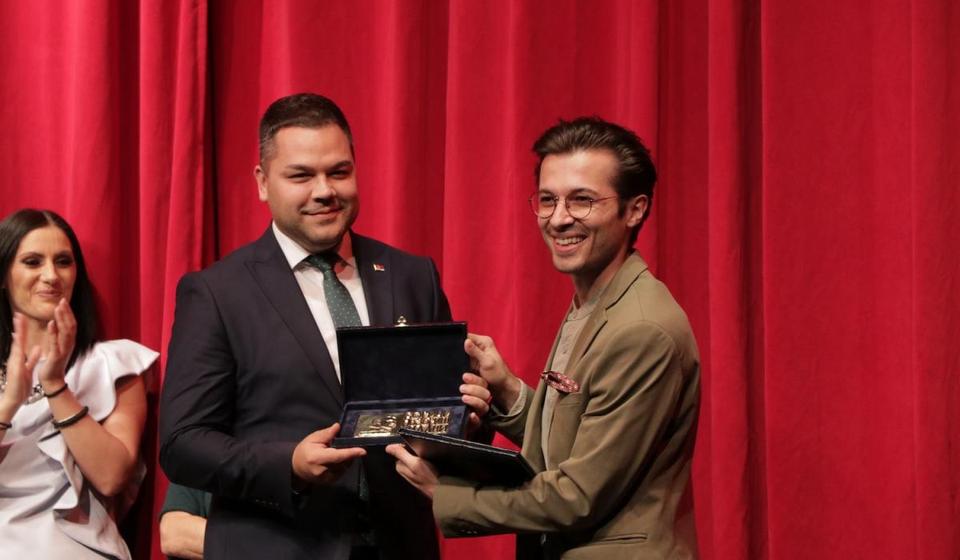 Nagrada za najbolju mušku ulogu Aleksandru Ristoskom iz somborskog pozorišta. Foto Vranje news