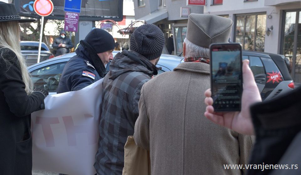 Bliski kontakt demonstranata i ovlašćenog službenog lica. Foto Vranje News