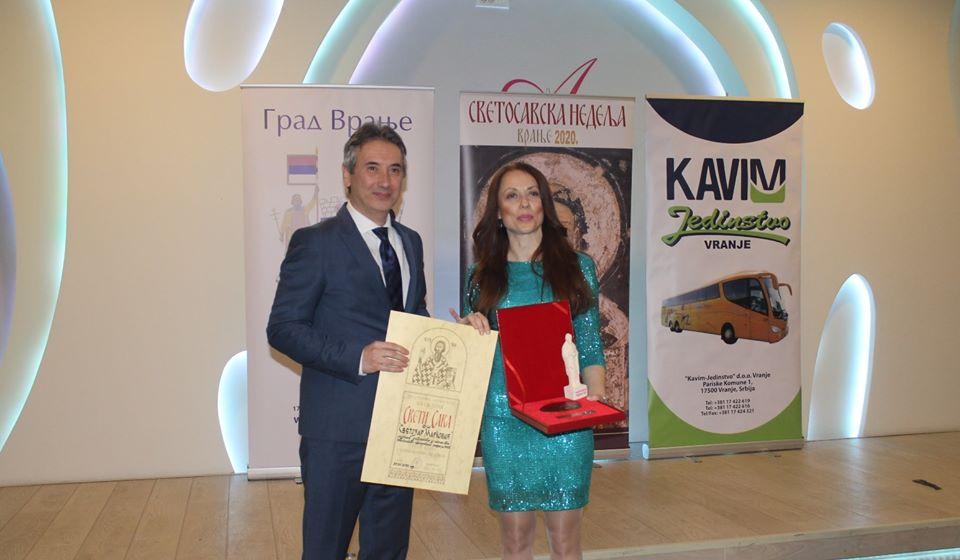 U ime OŠ Svetozar Marković nagradu primila direktorka Tijana Đokić. Foto Grad Vranje