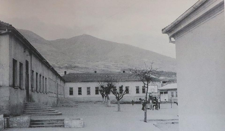 Stara zgrada OŠ Vuk Karadžić slikana 1978. Foto Tomislav R. Simonović