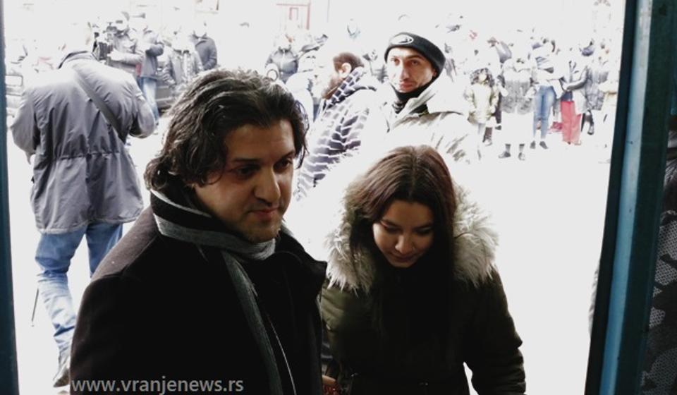 Dejan BAjramović sa sugrađanima Romima. Foto VranjeNews