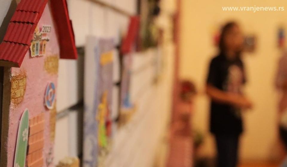 Izložba je otvorena u Galeriji Narodnog univerziteta i moći će da se pogleda do 29. septembra. Foto Vranje News