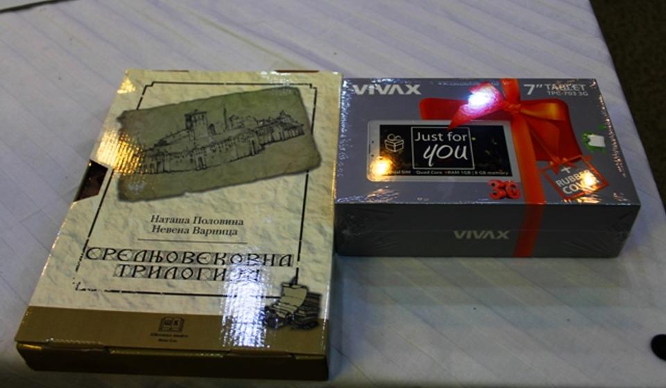 Najbolji đaci nagrađeni prigodnim poklonima. Foto VranjeNews