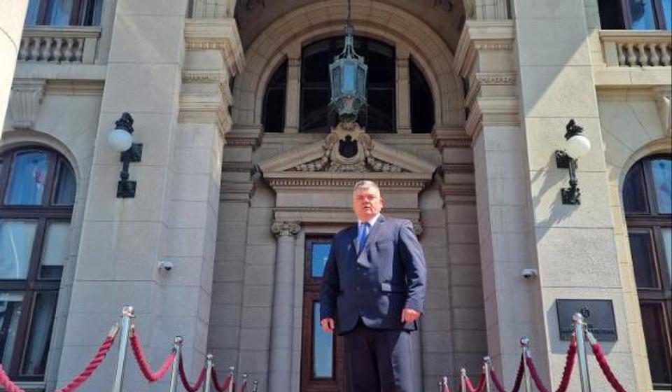 Dejan Manić ispred skupštinskog zdanja. Foto Vranje News