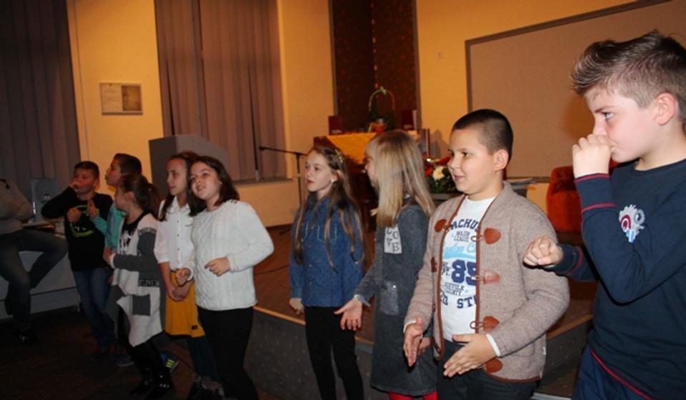 Mališani iz Zmajeve škole iznenadili gostujuće pesnike recitujući njihove stihove. Foto VranjeNews