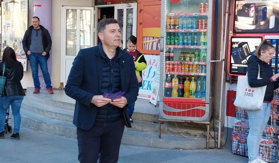 Nebojša Zelenović deli program koalicije građanima. Foto Vranje News