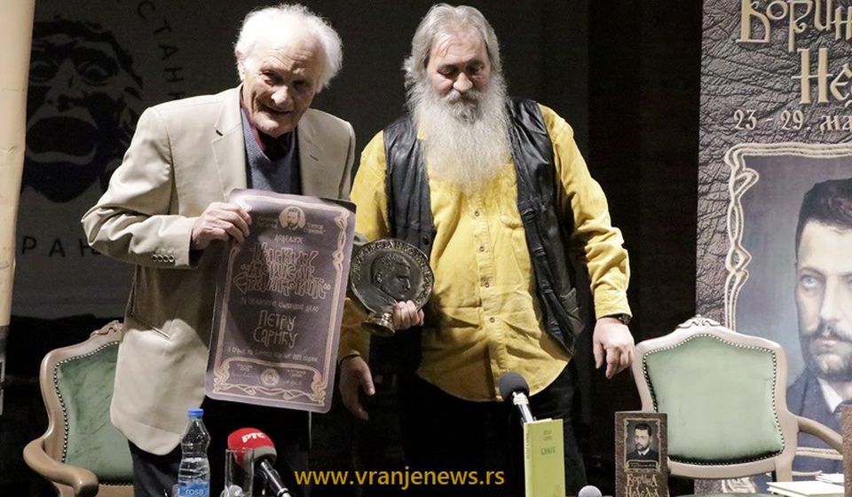 Sarić prima nagradu iz ruku Miroslava Cere Mihailovića, urednika Književne zajednice Borisav Stanković. Foto Vranje News